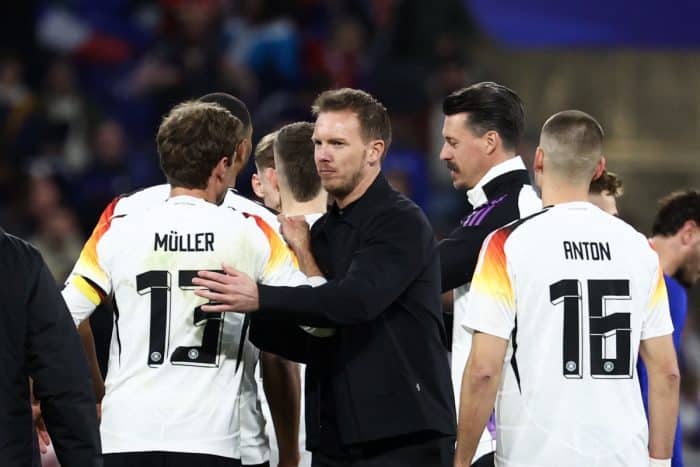 Waldemar Anton mit der Rückennummer 16 - Deutschlands Cheftrainer Julian Nagelsmann (C) beglückwünscht Deutschlands Mittelfeldspieler #13 Thomas Müller (L) am Ende des Freundschaftsspiels zwischen Frankreich und Deutschland im Groupama-Stadion in Decines-Charpieu, in der Nähe von Lyon, am 23. März 2024. (Foto: FRANCK FIFE / AFP)