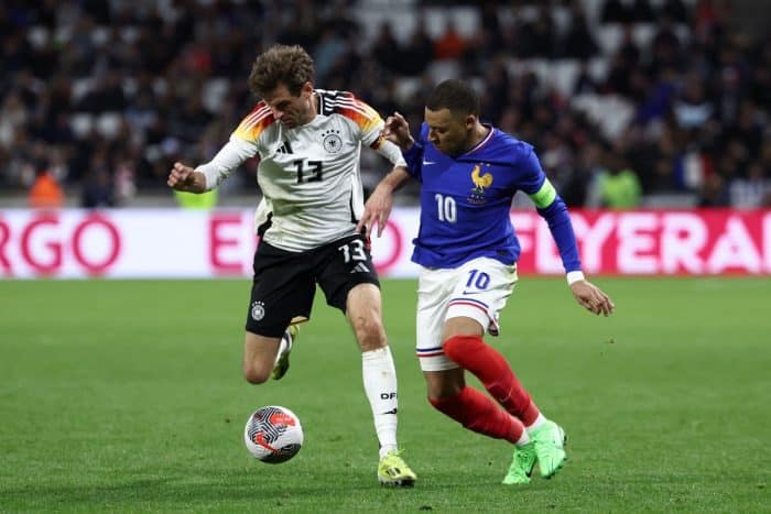 Deutschlands Mittelfeldspieler (Nr. 13) Thomas Müller (L) und Frankreichs Stürmer (Nr. 10) Kylian Mbappe (R) kämpfen um den Ball während des Freundschaftsspiels zwischen Frankreich und Deutschland im Groupama-Stadion in Decines-Charpieu, in der Nähe von Lyon, am 23. März 2024. (Foto: FRANCK FIFE / AFP)