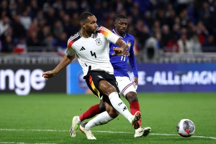 Im neuen DFB Heimtrikot: Deutschlands Verteidiger mit der Rückennnummer 4 Jonathan Tah (L) spielt den Ball vor Frankreichs Stürmer #11 Ousmane Dembele (R) während des Freundschaftsspiels zwischen Frankreich und Deutschland im Groupama-Stadion in Decines-Charpieu, in der Nähe von Lyon, am 23. März 2024. (Foto: FRANCK FIFE / AFP)