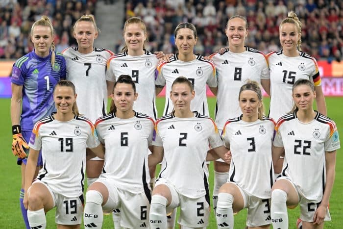 Die deutsche Frauen-Nationalmannschaft gegen Österreich im neuen weißen EM-Heimtrikot 2024.(Photo by Joe Klamar / AFP)