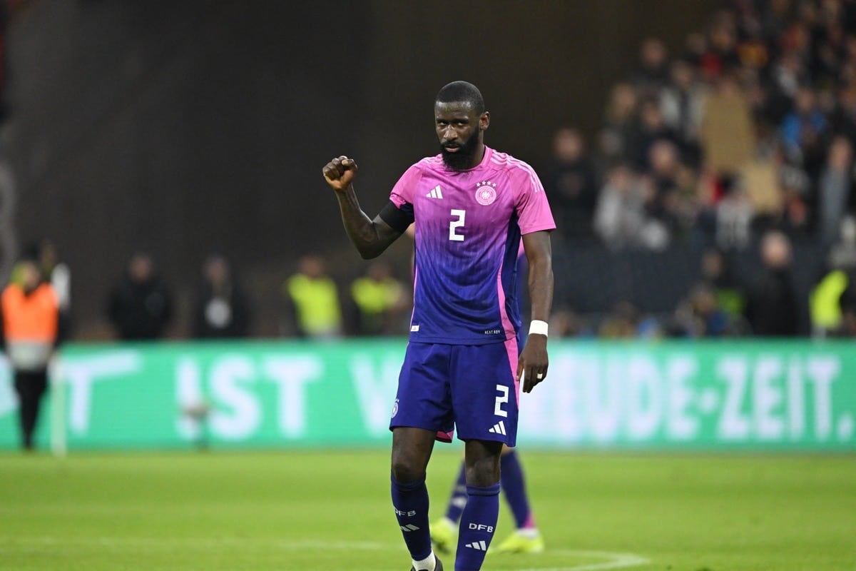 Verteidiger Antonio Rüdiger (Nr. 02) im neuen DFB Awaytrikot in pink feiert nach dem Sieg im Freundschaftsspiel zwischen Deutschland und den Niederlanden am 26. März 2024 in Frankfurt, Westdeutschland. (Foto: INA FASSBENDER / AFP)