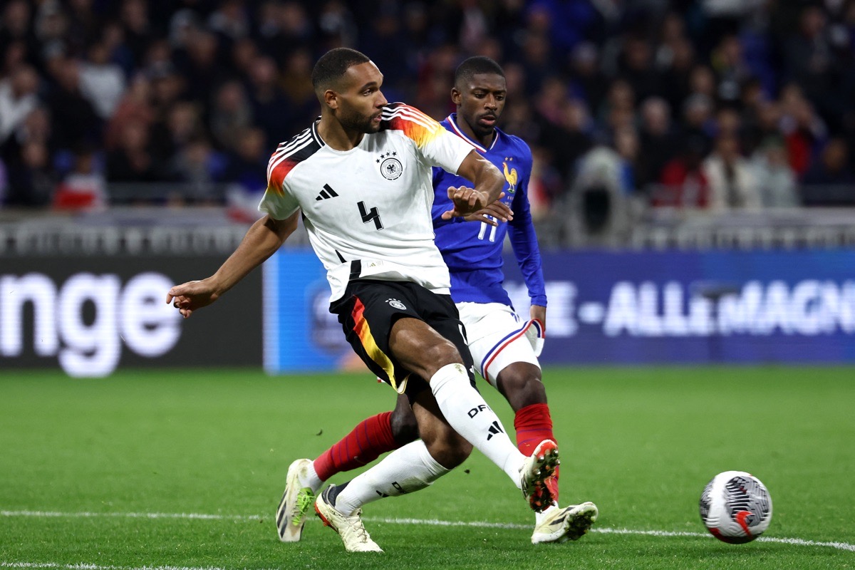 Deutschlands Verteidiger #04 Jonathan Tah (L) spielt den Ball vor Frankreichs Stürmer #11 Ousmane Dembele (R) während des Freundschaftsspiels zwischen Frankreich und Deutschland im Groupama-Stadion in Decines-Charpieu, in der Nähe von Lyon, am 23. März 2024. (Foto: FRANCK FIFE / AFP)