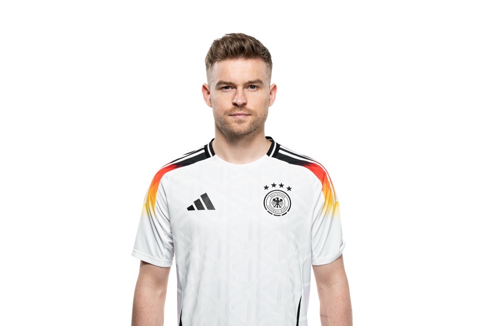 Maximilian Mittelstädt im neuen weißen DFB Trikot 2024 mit der Nummer 18(Foto: Thomas Boecker/DFB)