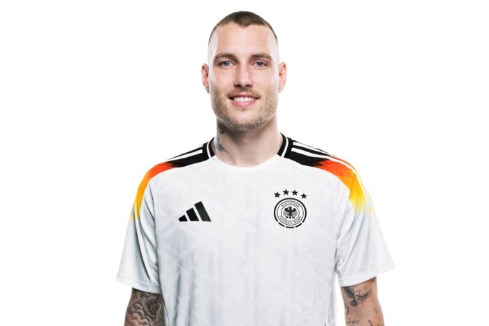 David Raum im neuen weißen DFB Trikot 2024 mit der Nummer 3 (Foto: Thomas Boecker/DFB)
