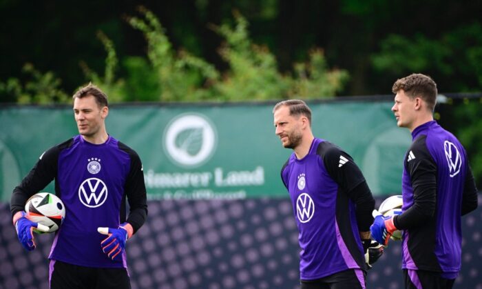 In den neuen DFB Trainingsanzügen - Manuel Neuer, Oliver Baumann und Alexander Nuebel in Vorbereitung auf dei EM 2024 (Photo by Tobias SCHWARZ / AFP)