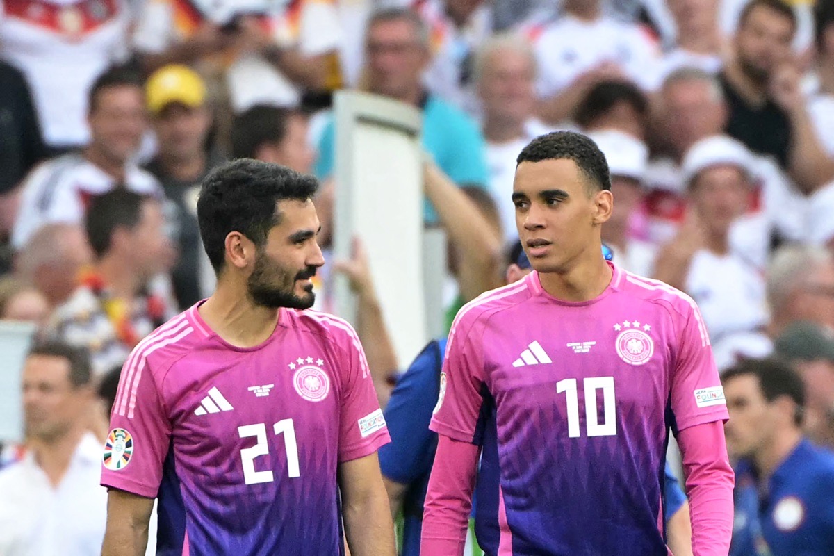 Deutschlands Mittelfeldspieler #21 Ilkay Gundogan (L) und Deutschlands Mittelfeldspieler #10 Jamal Musiala feiern nach dem Sieg im Fußballspiel der UEFA Euro 2024 Gruppe A zwischen Deutschland und Ungarn in der Stuttgarter Arena in Stuttgart am 19. Juni 2024. (Foto: DAMIEN MEYER / AFP)