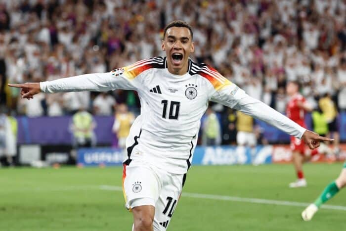 Musiala mit dem 2:0 gegen Dänemark im EM Achtelfinale 2024! Das im DFB Trikot mit der Rückennummer 10 (Photo by KENZO TRIBOUILLARD / AFP)