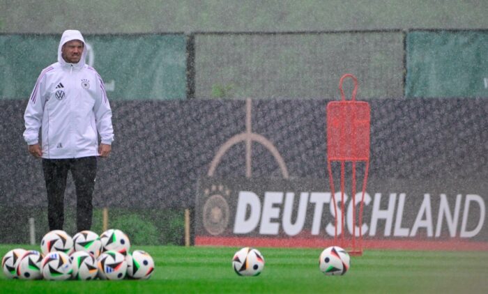 Deutschlands Bundestrainer Julian Nagelsmann im Regen im neuen DFB Trainingsanzug und Regenjacke von adidas in lila-weiß(Photo by Tobias SCHWARZ / AFP)
