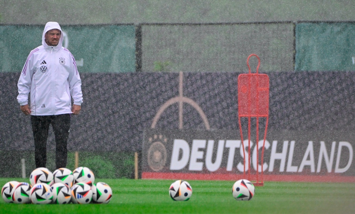 Deutschlands Bundestrainer Julian Nagelsmann im Regen im neuen DFB Trainingsanzug und Regenjacke von adidas in lila-weiß(Photo by Tobias SCHWARZ / AFP)