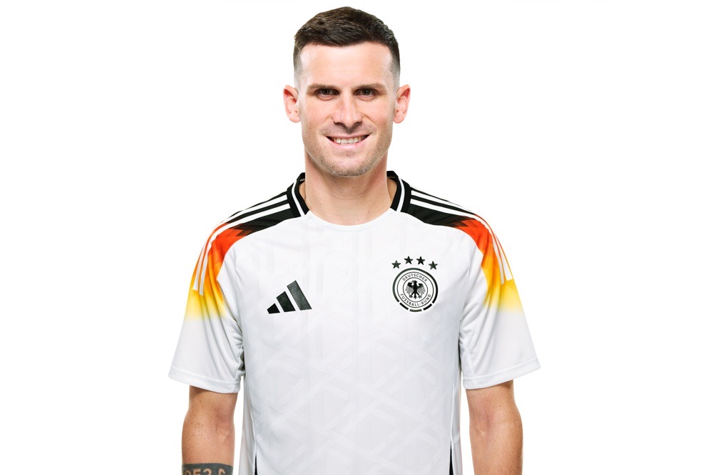 Pascal Groß im neuen weißen DFB Trikot 2024 mit der Nummer 3(Foto: Thomas Boecker/DFB)