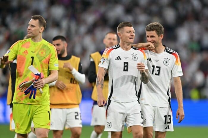 Manuel Neuer, Toni Kroos und Thomas Müller nach dem 5:1 gegen Schottland im EM-Eröffnungsspiel (Photo by MIGUEL MEDINA / AFP)
