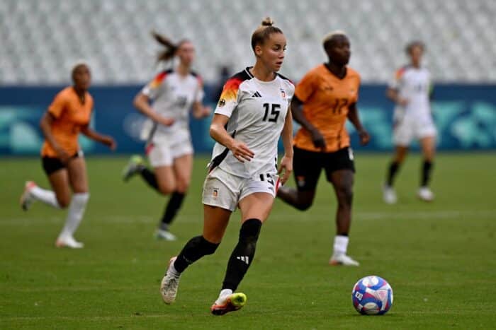 Die deutsche Nationalspielerin Giulia Gwinn gegen Sambia im Frauen Olympia Trikot - mit Bundesadler und Olympia Badge 2024 (Photo by Arnaud FINISTRE / AFP)