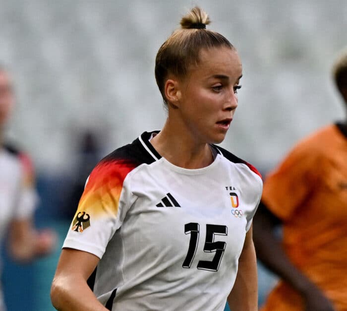 Die deutsche Nationalspielerin Giulia Gwinn gegen Sambia im Frauen Olympia Trikot - mit Bundesadler und Olympia Badge 2024 (Photo by Arnaud FINISTRE / AFP)