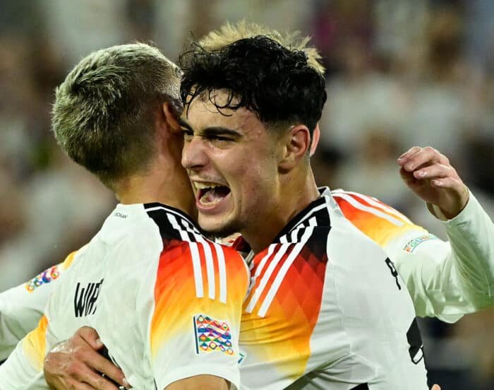 Im aktuellen Nations League Trikot von Deutschland: #16 Aleksandar Pavlovic (R) und #17 Florian Wirtz gegen Ungarn in der Nations League 2024 (Photo by John MACDOUGALL / AFP)