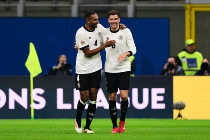 Deutschlands Mittelfeldspieler Leon Goretzka (Nr. 08) feiert mit Deutschlands Verteidiger Jonathan Tah (Nr. 04) nach dem zweiten Tor seiner Mannschaft während des Viertelfinal-Hinspiels der Nations League zwischen Italien und Deutschland im San-Siro-Stadion in Mailand am 20. März 2025. (Foto: Marco BERTORELLO / AFP)