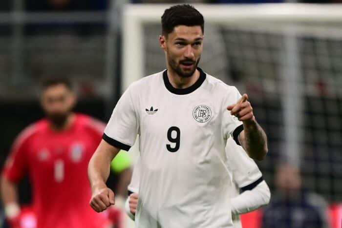 Der deutsche Stürmer Tim Kleindienst (Nr. 09) jubelt am 20. März 2025 im Mailänder San-Siro-Stadion über das erste Tor seiner Mannschaft während des Viertelfinal-Hinspiels der Nations League zwischen Italien und Deutschland (Foto: Marco BERTORELLO / AFP).