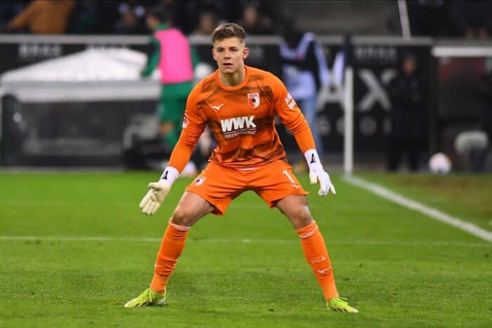 MÜNCHENGLADBACH, DEUTSCHLAND – 21. JANUAR 2024: Finn Dahmen im WWK Trikot des FC Augsburg, Das Fußballspiel der Bundesliga zwischen Borussia Mönchengladbach und dem FC Augsburg im Borussia-Park. (Foto Depositphotos.com)