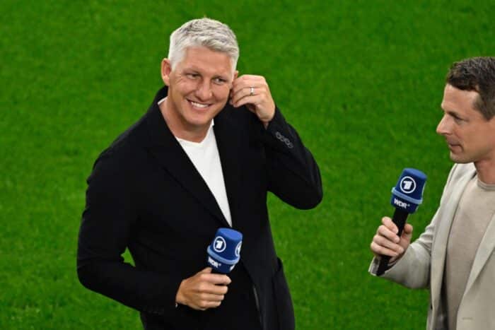 Der ehemalige deutsche Mittelfeldspieler Bastian Schweinsteiger gestikuliert vor Beginn des Halbfinales der UEFA Euro 2024 zwischen den Niederlanden und England im BVB-Stadion in Dortmund am 10. Juli 2024. (Foto: INA FASSBENDER / AFP)