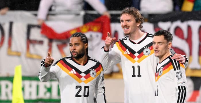 Nick Woltemade, Serge Gnabry und Florian beim WM-Quali Spiel gegen Luxemburg im neuen DFB Heimtrikot (Photo by JOHN THYS / AFP)