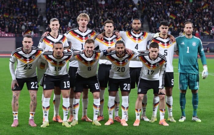 Die deutschen Spieler posieren für ein Mannschaftsfoto vor dem Fußballspiel der FIFA-Weltmeisterschaft 2026, Qualifikationsgruppe A, zwischen Deutschland und der Slowakei in der Red Bull Arena in Leipzig, Ostdeutschland, am 17. November 2025. (Foto: Ronny HARTMANN / AFP)