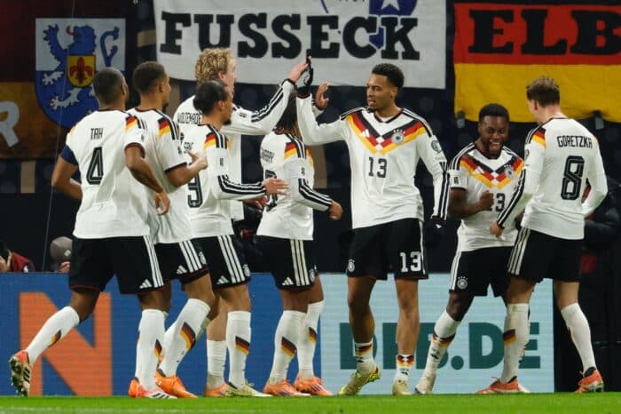 Der deutsche Verteidiger Ridle Baku (2. von rechts) feiert mit seinen Teamkollegen das 5:0 seiner Mannschaft während des Fußballspiels der FIFA-Weltmeisterschaft 2026, Qualifikationsgruppe A, zwischen Deutschland und der Slowakei am 17. November 2025 in Leipzig, Ostdeutschland. (Foto: Odd ANDERSEN / AFP)