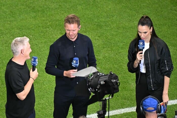 Der deutsche Bundestrainer Julian Nagelsmann (Mitte) gibt vor dem Fußballspiel der Gruppe A der UEFA Euro 2024 zwischen der Schweiz und Deutschland in der Frankfurter Arena in Frankfurt am Main am 23. Juni 2024 ein Interview. (Foto: JAVIER SORIANO / AFP)