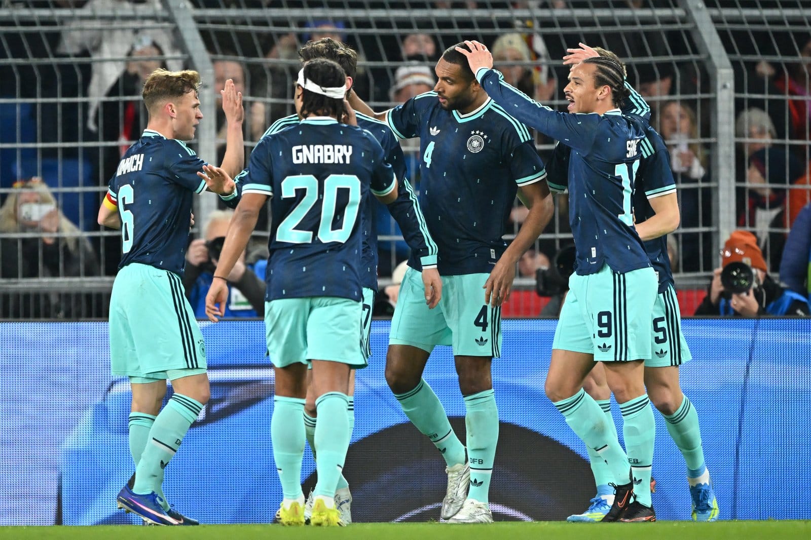 Die deutschen Spieler um Serge Gnabry (#20), Jonathan Tah (#4) und Deniz Undav (#9) bejubeln einen Treffer im Länderspiel gegen die Schweiz im St. Jakob-Park in Basel am 27. März 2026. (AFP)