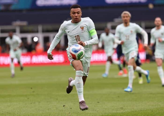Kylian Mbappé, Stürmer der französischen Nationalmannschaft, läuft mit dem Ball im Testspiel zwischen Brasilien und Frankreich im Gillette Stadium in Foxborough, Massachusetts, am 26. März 2026. Das Bild zeigt Mbappé im neuen Auswärtstrikot Frankreichs vor der WM 2026. (Photo by FRANCK FIFE / AFP)