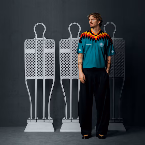 Nick Woltemade trägt das WM 1994 Retro Trikot