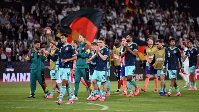 Die Spieler der deutschen Nationalmannschaft, darunter Florian Wirtz, bedanken sich nach dem Freundschaftsspiel gegen Finnland am 31. Mai 2026 in der MEWA Arena in Mainz mit Applaus bei den Fans. (Copyright AFP)