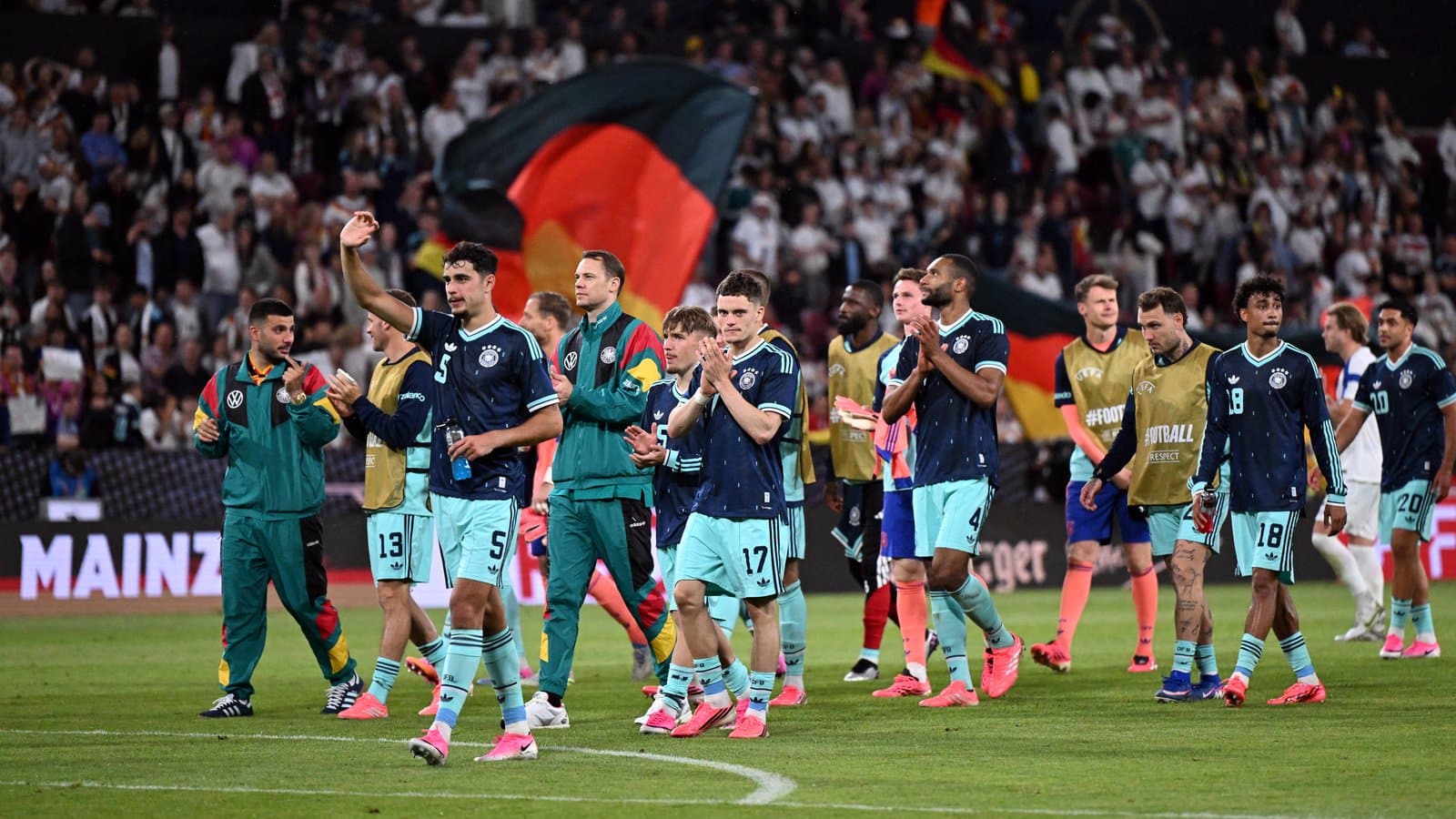 Die Spieler der deutschen Nationalmannschaft, darunter Florian Wirtz, bedanken sich nach dem Freundschaftsspiel gegen Finnland am 31. Mai 2026 in der MEWA Arena in Mainz mit Applaus bei den Fans. (Copyright AFP)