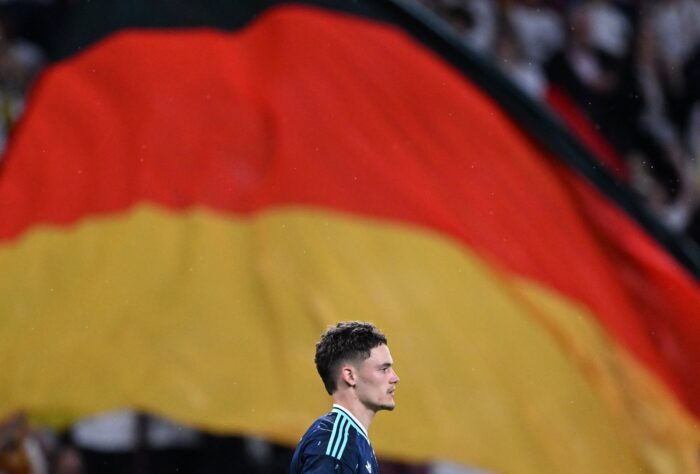Florian Wirtz von der deutschen Nationalmannschaft im Profil vor einer Deutschlandfahne im Freundschaftsspiel gegen Finnland am 31. Mai 2026 in der MEWA Arena in Mainz. (Copyright AFP)