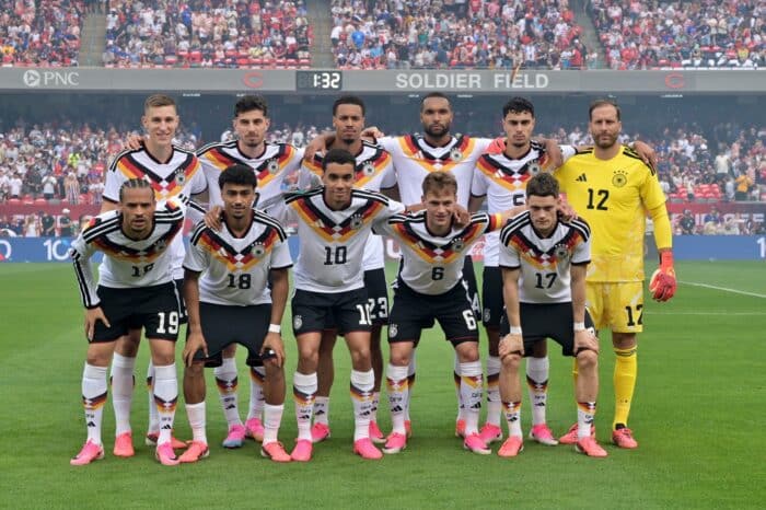 Das deutsche Nationalteam posiert am 6. Juni 2026 im Soldier Field in Chicago fuer das Mannschaftsfoto vor dem Laenderspiel gegen die USA. (Copyright AFP/Jacek Boczarski)