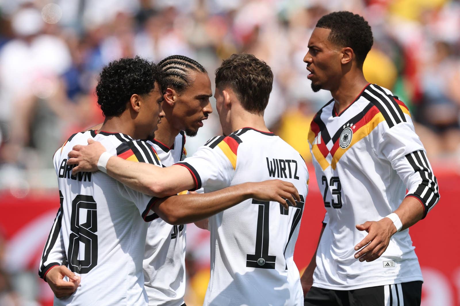 Leroy Sané bejubelt mit seinen Teamkollegen den Treffer zum 2:0 für die deutsche Nationalmannschaft beim Länderspiel gegen die USA im Soldier Field in Chicago am 6. Juni 2026. Der Offensivspieler dreht sich zu seinen Mitspielern um, während Tom Brown (Nummer 18), Florian Wirtz (Nummer 17) und ein weiterer Akteur die Szene feiern. (Copyright AFP/Alexander Hassenstein)