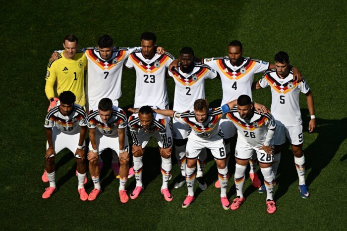 Die deutsche Nationalmannschaft vor dem Sechzehntelfinale der WM 2026 gegen Paraguay, vorne Manuel Neuer im gelben Trikot. Für ihn war es das letzte Länderspiel. (Copyright AFP)