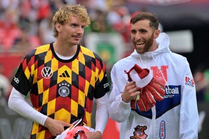 Nick Woltemade im deutschen Adidas-Prematch-Trikot tauscht beim Aufwaermen vor dem Testspiel Deutschland gegen USA am 6. Juni 2026 in Chicago einen heiteren Moment mit einem US-Nationalspieler aus. (Copyright AFP/Jacek Boczarski)