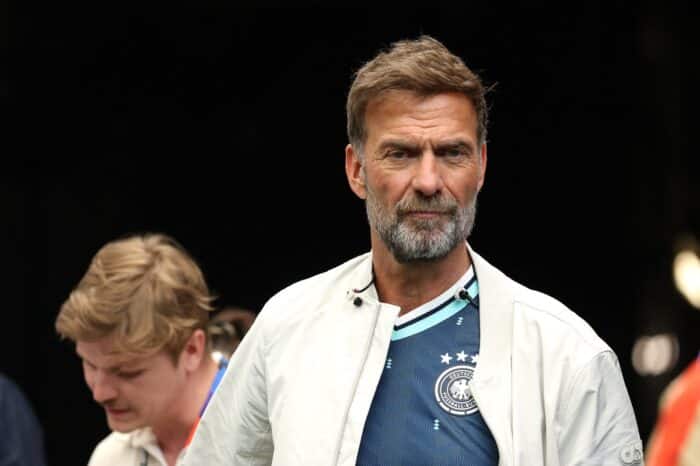 Jürgen Klopp verfolgt im DFB-Trikot als TV-Experte das WM-2026-Gruppenspiel zwischen Deutschland und Curaçao im Houston Stadium am 14. Juni 2026. Wenige Wochen später wird der frühere Erfolgstrainer zum neuen Bundestrainer berufen. (Alexander Hassenstein / Getty Images via AFP)