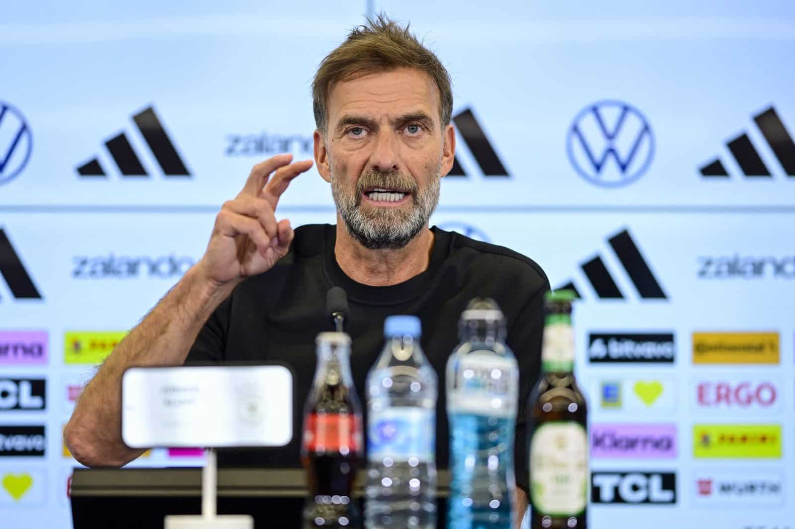 Jürgen Klopp erläutert bei seiner Vorstellung als 13. Bundestrainer seine Pläne für die deutsche Nationalmannschaft. Die Pressekonferenz des DFB fand am 24. Juli 2026 am Frankfurter DFB-Campus statt. (Copyright AFP/John MacDougall)