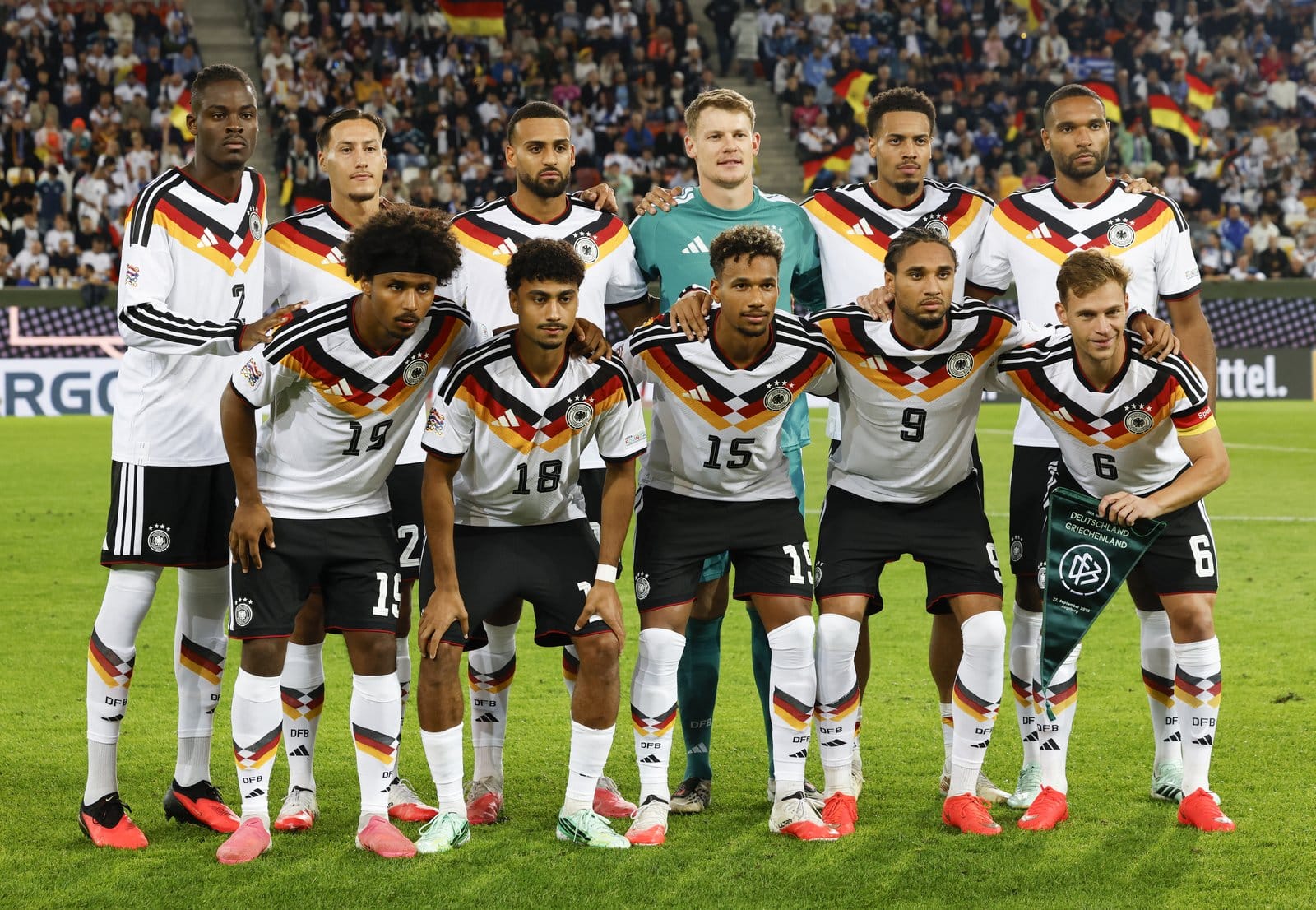 Die deutschen Nationalspieler stellen sich vor dem Nations-League-Spiel gegen Griechenland am 27. September 2026 in der WWK Arena in Augsburg zum Mannschaftsfoto auf. (Copyright AFP/Michaela Stache)