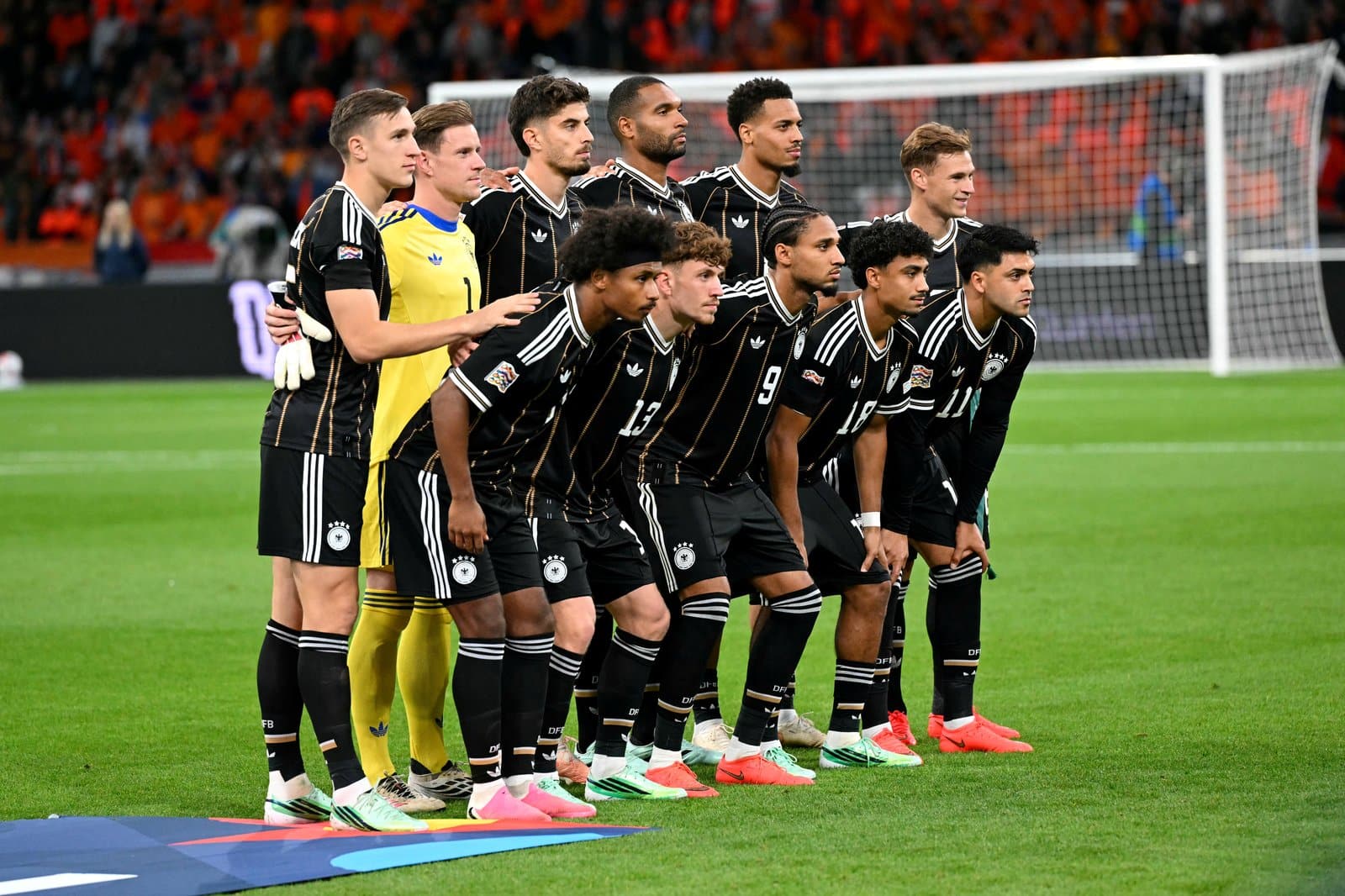 Die deutsche Nationalmannschaft stellt sich vor dem Nations-League-Spiel gegen die Niederlande am 24. September 2026 in der Johan Cruijff Arena in Amsterdam zum Mannschaftsfoto auf. Die DFB-Elf trägt erstmals das neue schwarze Trikot mit goldenen Nadelstreifen, Torhüter Marc-André ter Stegen spielt in Gelb. (Copyright AFP/Nicolas Tucat)