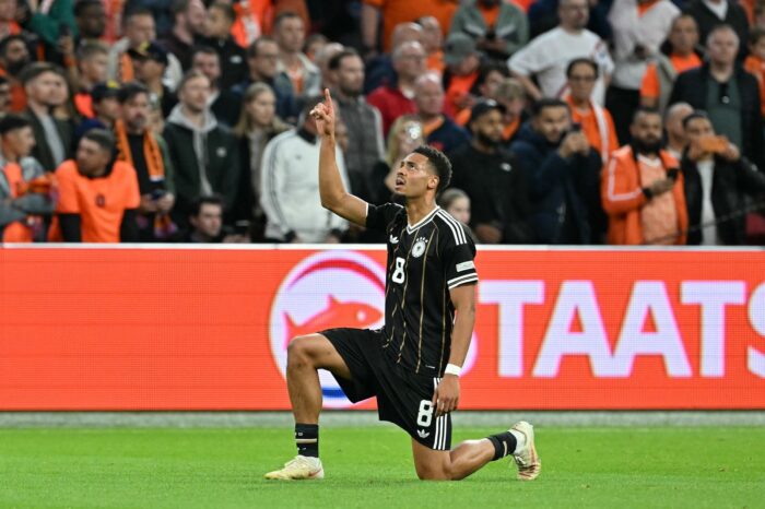 Felix Nmecha jubelt im neuen schwarzen Deutschland Trikot über das 1:0 in Amsterdam, das erste Tor unter Bundestrainer Jürgen Klopp. Am Ende stand es 1:1 gegen die Niederlande. (Copyright AFP/Nicolas Tucat)