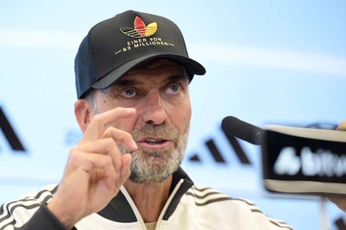 Jürgen Klopp mit seiner Kappe „Einer von 83 Millionen“ bei der Vorstellung seines ersten DFB-Kaders am 17. September 2026 in Frankfurt am Main. Auch bei seinem Debüt in Amsterdam trug der Bundestrainer die Cap an der Seitenlinie. (Foto: Hannes P. Albert / AFP)
