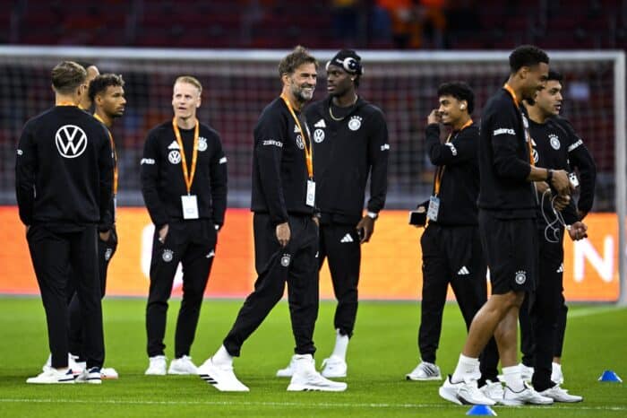 Bundestrainer Jürgen Klopp lächelt vor seinem ersten Spiel als Bundestrainer neben seinen Spielern. Das Nations-League-Spiel der Liga A, Gruppe 2, zwischen den Niederlanden und Deutschland fand am 24. September 2026 in der Johan Cruijff Arena in Amsterdam statt. (Copyright AFP/ANP/Olaf Kraak)