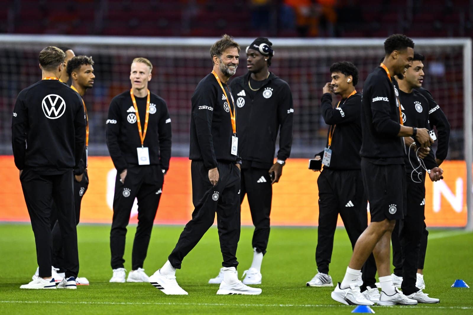 Bundestrainer Jürgen Klopp lächelt vor seinem ersten Spiel als Bundestrainer neben seinen Spielern. Das Nations-League-Spiel der Liga A, Gruppe 2, zwischen den Niederlanden und Deutschland fand am 24. September 2026 in der Johan Cruijff Arena in Amsterdam statt. (Copyright AFP/ANP/Olaf Kraak)