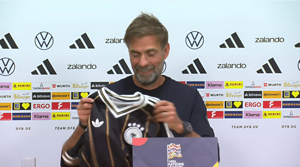 Jürgen Klopp zeigt bei der DFB-Pressekonferenz das schwarze Trikot