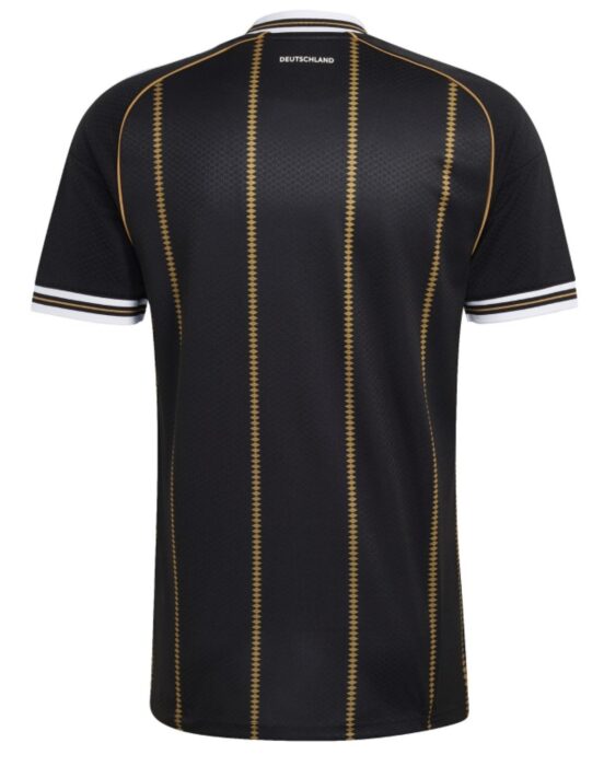 Die Rückseite des schwarzen DFB Trikots 2026 mit dem Schriftzug „Deutschland“ im Nacken. Das Trikot ist ab sofort vorbestellbar, Versand um den 9. Oktober. (Bild: adidas)