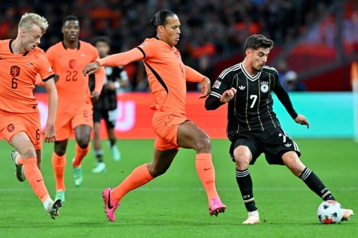 Kai Havertz (rechts) im schwarzen Abschiedstrikot im Duell mit Virgil van Dijk beim 1:1 in Amsterdam am 24. September 2026. (Copyright AFP/Nicolas Tucat)