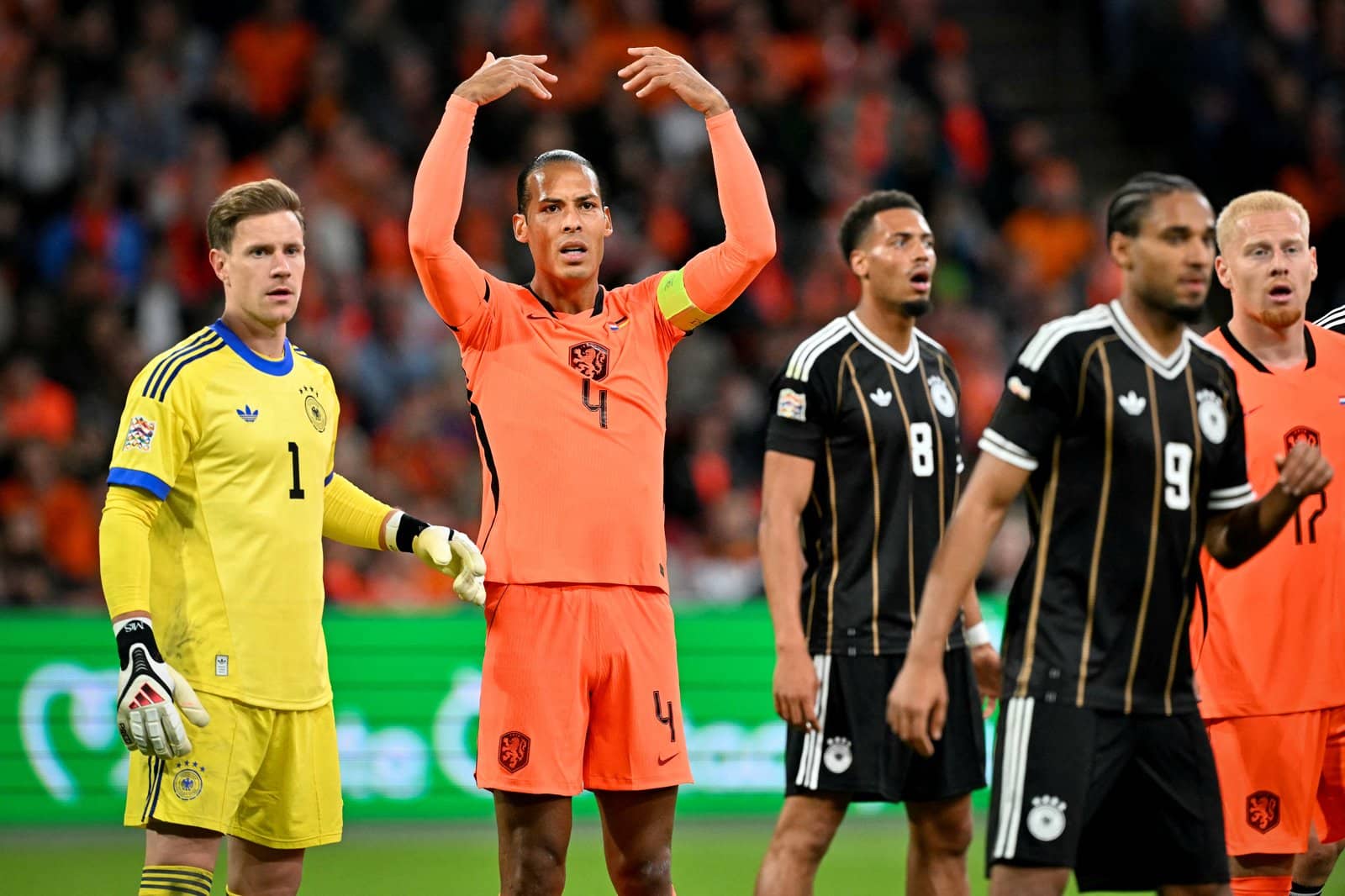 Oranje-Kapitän Virgil van Dijk gestikuliert neben dem deutschen Torhüter Marc-André ter Stegen: Beim Nations-League-Spiel zwischen den Niederlanden und Deutschland am 24. September 2026 in der Johan Cruijff Arena in Amsterdam sorgte das Duell der beiden immer wieder für Diskussionen, ein Kopfballtor van Dijks wurde wegen einer Behinderung ter Stegens aberkannt. Die Partie endete 1:1. (Foto: Nicolas Tucat / AFP)