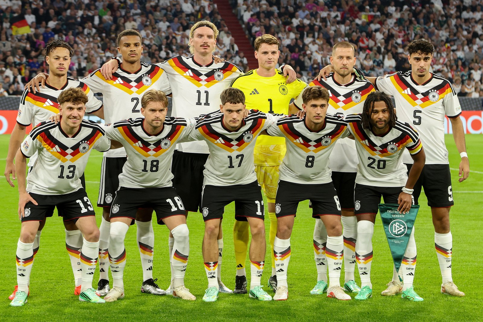 Die deutsche Nationalmannschaft stellt sich vor dem Nations-League-Spiel gegen Serbien am 1. Oktober 2026 in der Allianz Arena in München zum Mannschaftsfoto auf. (Copyright AFP/Karl-Josef Hildenbrand)