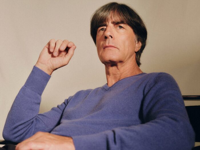 Joachim Löw trägt die Neuauflage seines blauen Kaschmirpullovers von Strenesse, den er bei der WM 2010 in Südafrika berühmt machte. Lidl verkauft das Modell ab Oktober 2026 für 49,99 Euro. (Foto: Lidl / Strenesse)